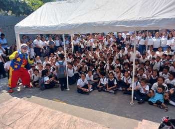 Pantalen entrega tiles escolares a los alumnos de la escuela Tarde Linda en Santa Luca Cotzumalguapa