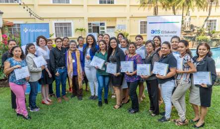 AES El Salvador y Fundemas capacitan a emprendedoras del departamento de Santa Ana