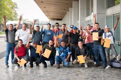 Trabajadores salvadoreos parten hacia Canad gracias al Programa de Migracin Laboral