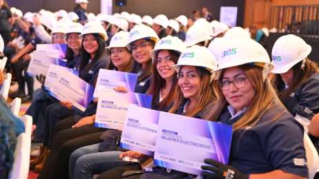 Nuevas oportunidades: AES El Salvador e ISDEMU gradan a mujeres electricistas