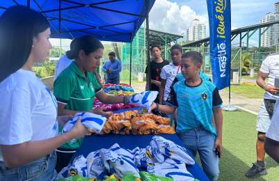 Nestl dona uniformes a equipos becados en San Miguelito y Ciudad de Panam