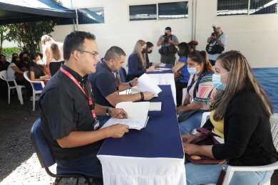 Madres solteras salvadoreas firman contratos laborales