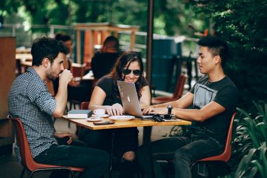 Profesionistas senior buscan planes de pensiones, los millennials formacin continua, y generacin z quiere seguros de salud personales