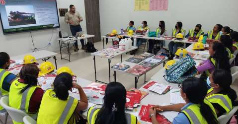 Forman a mujeres como operador de equipo pesado en Cobre Panam