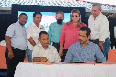 Firman contratos laborales en Gira por provincia de Veraguas