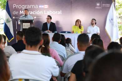 Parte tercer contingente de trabajadores salvadoreos a Quebec, Canad