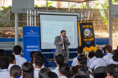 Orientan a estudiantes panameos sobre tendencias ocupacionales