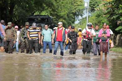 Ministro de Trabajo de El Salvador lleva ayuda a afectados por las lluvias de Puerto Parada