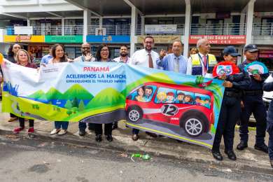 Organizan cadena humana como parte de una campaa de sensibilizacin contra el trabajo infantil